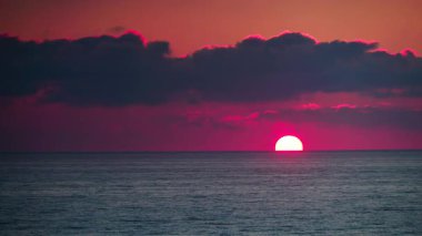 Sabahın erken saatlerinde deniz manzarası, deniz suyundan doğan güneş. Yanan kızıl gökyüzü. İspanya 'daki doğa manzarası.