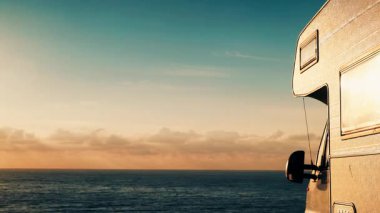 Bulutların sabah denizde hareket etmesi ve karavanın sahilde kamp kurması. Almerya Eyaleti, Endülüs İspanya. Karavanla seyahat ediyorum. Karavan tatili.