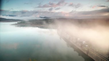 İspanya 'nın kuzeyindeki Palencia, Kastilya ve Leon bölgesinde bulunan Aguilar de Campoo barajında sabah sisi..