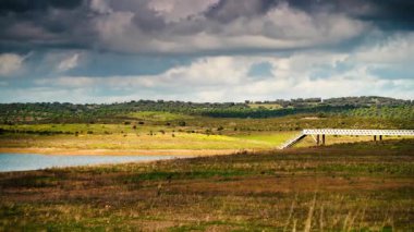 Luz Köyü, Alentejo Turizm Bölgesi, Evora Bölgesi, Portekiz Avrupa Bölgesi 'ndeki Alqueva Barajı' ndaki yapay göl üzerinde zaman kaybı.