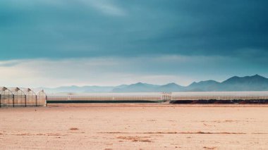 Büyük ticari cam seraları olan İspanyol sahili manzarası. Endüstriyel tarım. Murcia bölgesi, İspanya.