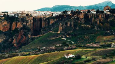 İspanya 'da turistik bir yer. Rock Cliff 'teki Ronda kasabası. Malaga, Endülüs, İspanya. Seyahat hedefi.
