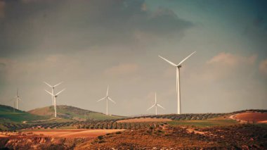 Tepelerdeki rüzgar türbini çiftliği. Ardales, Malaga ili, Endülüs İspanya yakınlarında yeşil ekolojik enerji üretimi.