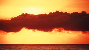 Sabahın erken saatlerinde deniz manzarası, deniz suyundan doğan güneş. Yanan turuncu gökyüzü. İspanya 'daki doğa manzarası.
