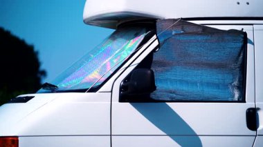 İç termal ekranlı karavan yazın doğada kamp yapan pencere camında kör. Karavanla seyahat ediyorum. Karavan tatili.