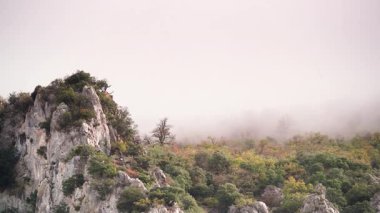Bulutlar kayalık dağların, agurain 'lerin, baskların, İspanya' nın üzerinden geçiyor. Bulutlu hava.