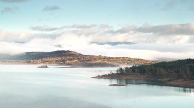Sabah manzarası. Kuzey İspanya, Kastilya ve Leon bölgesinde, Palencia eyaletinde, mumyalama de aguilar de campoo gölünün üzerinde hareket eden sis ve bulutların hızlanması.