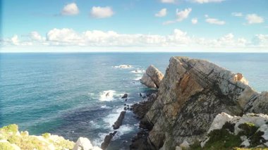 Atlantik Okyanusu 'nun deniz manzarası ve Penas Burnu' nun kayalık kıyıları. Kuzey İspanya 'da yüksek uçurumları olan deniz kıyısı.
