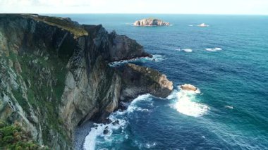Atlantik Okyanusu 'nun deniz manzarası ve Penas Burnu' nun kayalık kıyıları. Kuzey İspanya 'da yüksek uçurumları olan deniz kıyısı.