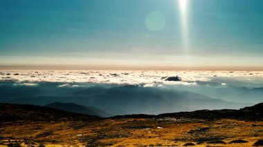 Yüksek dağların üzerinde kabarık bulutlar. Portekiz 'deki Torre Dağı tepesinden Serra da Estrela' nın görüntüsü.