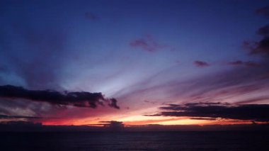 Sabahın ilk ışıklarıyla deniz manzarası. Gün doğumunda denizin üzerinde hareket eden bulutların hızlanması. İspanya 'daki doğa manzarası.