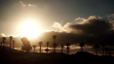 Sierra Alhamilla Dağları 'ndaki palmiye ağaçlarıyla kaplı manzara, İspanya. Sabah oldu, güneş doğdu. Zaman aşımı