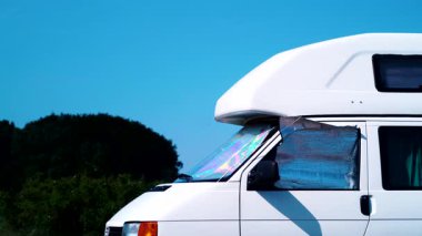 İç termal ekranlı karavan yazın doğada kamp yapan pencere camında kör. Karavanla seyahat ediyorum. Karavan tatili.