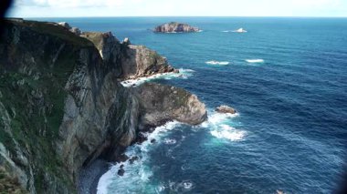 Atlantik Okyanusu 'nun deniz manzarası ve Penas Burnu' nun kayalık kıyıları. Kuzey İspanya 'da yüksek uçurumları olan deniz kıyısı.