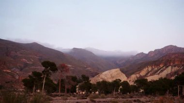 Sierra Alhamilla Dağları 'ndaki manzara, İspanya. Zaman geçiyor, aydınlık kararıyor, akşam vakti..