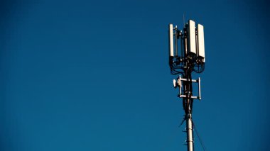 Cep telefonu telsiz ağı anten 4G veya 5G telekomünikasyon direğinde gökyüzüne karşı. Yeni teknoloji nesli. Radyasyon, insan sağlığı sorunları.