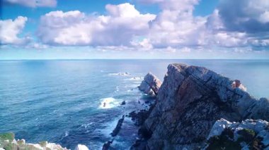 Zaman ayarlı. Faro de Cabo Penas 'tan Bisscay Körfezi' ne. Atlantik Okyanusu 'nun deniz manzarası ve kayalık kıyı şeridi. Kuzey İspanya 'da yüksek uçurumları olan deniz kıyısı.