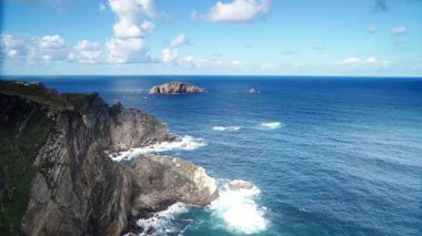 Atlantik Okyanusu 'nun deniz manzarası ve Penas Burnu' nun kayalık kıyıları. Kuzey İspanya 'da yüksek uçurumları olan deniz kıyısı.