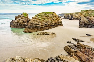 Katedraller Plajı, Ribadeo 'daki Playa las Catedrales, Lugo, Galiçya. İspanya 'nın kuzeyindeki Cantabric sahillerinde kayalık oluşumları. Turist eğlencesi.