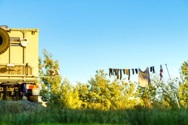 Off road kampçısı 4x4, karavan evi doğada. Karavanla seyahat et..