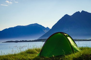 Yazın deniz kıyısında çadır. Okyanus kıyısında kamp yapmak. Lofoten takımadaları Norveç. Tatil ve seyahat.