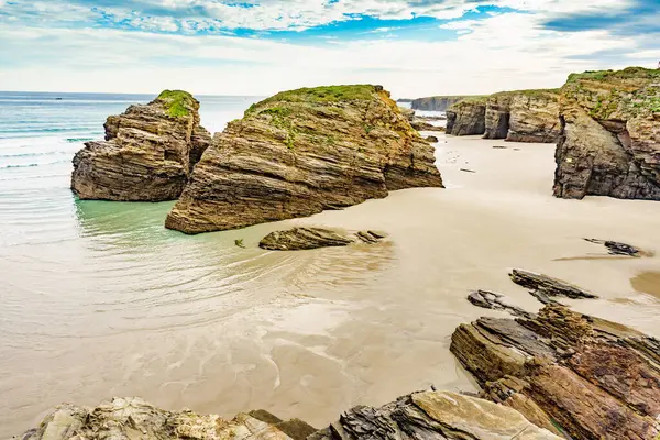 Katedraller Plajı, Ribadeo 'daki Playa las Catedrales, Lugo, Galiçya. İspanya 'nın kuzeyindeki Cantabric sahillerinde kayalık oluşumları. Turist eğlencesi.