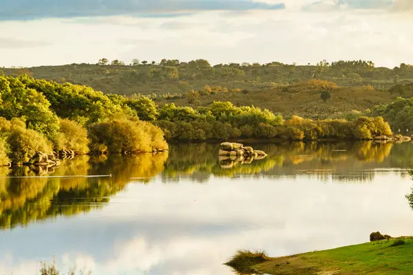 Sonbahar doğası, göl manzarası. Povoa e Meadas Barajı Castelo de Vide, Alentejo Portekiz.