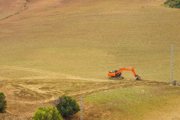 Kazıcı kazıcısı alan üzerinde çalışıyor.
