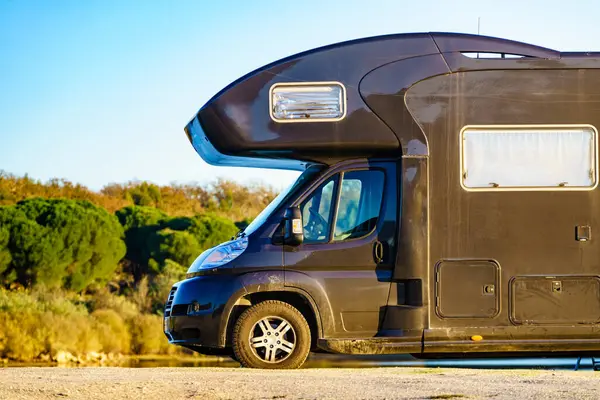 Kamp aracı doğada kamp yapıyor. Povoa e Meadas Barajı, Castelo de Vide, Alentejo Portekiz. Karavanla git..