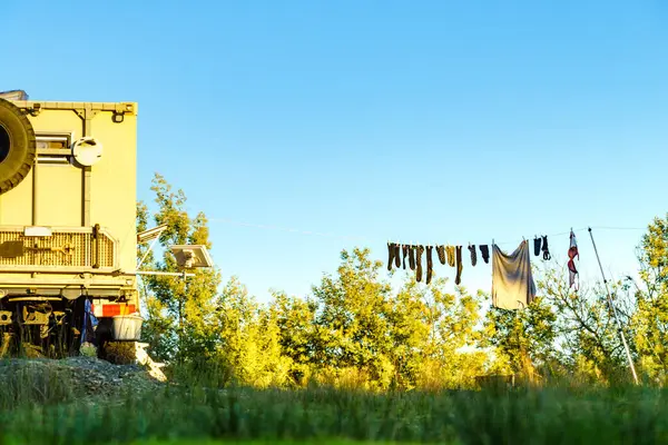 Off road kampçısı 4x4, karavan evi doğada. Karavanla seyahat et..