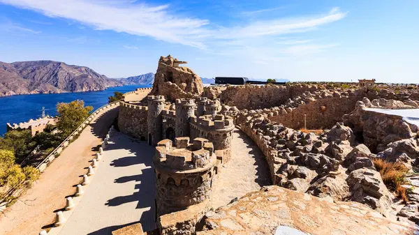 Turistik bir yer. Castillitos bataryası, İspanya Cartagena, Cabo Tinoso. Sahil savunma için askeri top, donanma topları. Mezranon Silahları.