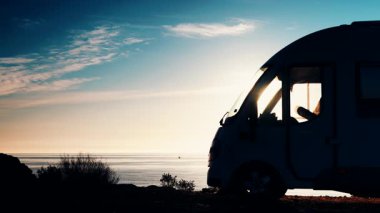 Kamp aracı sabah deniz kenarında kamp yapıyor. Karavanla seyahat ediyorum. Karavan tatili. Doğa ve faaliyetler.