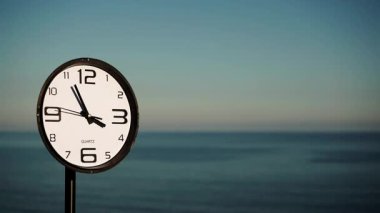 Coronavirüs salgınından kaynaklanan turizm sektöründeki sorunlar. Zaman azalıyor. Zaman daralıyor. Denize karşı saat dörtte. Tatil seyahati kavramı.