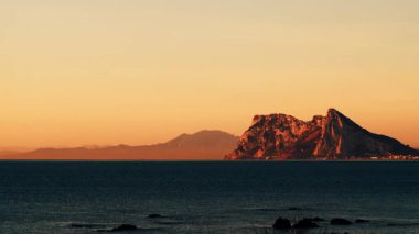 Cebelitarık kayalı deniz burnu, sabah vakti, gün doğumu ışığı. Torrecarbonera Sahili, Punta Mala, Endülüs İspanya. Turist eğlencesi.