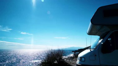 Kamp karavanı deniz kıyısında, Almerya eyaletinde, Endülüs İspanya 'da. Karavanla seyahat ediyorum. Karavan tatili.