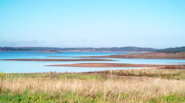 Iuz köyündeki Alqueva Barajı yapay gölü, Alentejo turizm bölgesi, Evora bölgesi, Portekiz Avrupa.