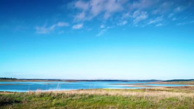Iuz köyündeki Alqueva Barajı yapay gölü, Alentejo turizm bölgesi, Evora bölgesi, Portekiz Avrupa.