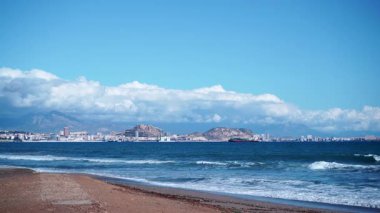 Benacantil Dağı 'ndaki Akdeniz kıyısı manzarası alacant şehir ve Santa Barbara Kalesi' nden görülebiliyor. İspanya, costa blanca.