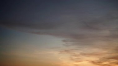 Gökyüzü. Gün batımında bulutlarla akşam gökyüzü. Gece çöküyor. Zaman aşımı