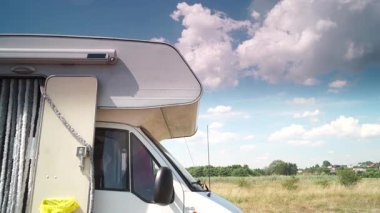 Kamp, yazın doğada eğlence aracı. Karavanla seyahat ediyorum. Karavan tatili.