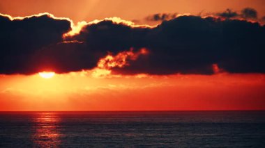 Sabahın erken saatlerinde deniz manzarası, deniz suyundan doğan güneş. Yanan turuncu gökyüzü. İspanya 'daki doğa manzarası.