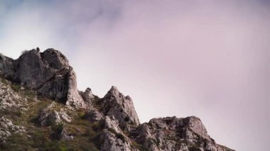 Bulutlar kayalık dağların, agurain 'lerin, baskların, İspanya' nın üzerinden geçiyor. Bulutlu hava.