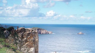 Atlantik Okyanusu 'nun deniz manzarası ve Penas Burnu' nun kayalık kıyıları. Kuzey İspanya 'da yüksek uçurumları olan deniz kıyısı.