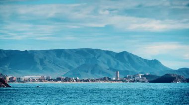 Uzakta Puerto de Mazarron 'lu İspanyol manzarası. Akdeniz, Murcia İspanya kıyı şeridi.