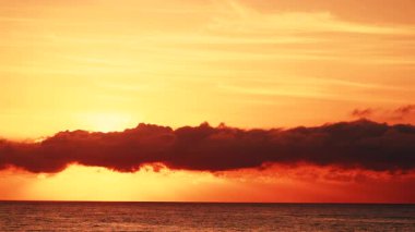 Sabahın erken saatlerinde deniz manzarası, deniz suyundan doğan güneş. Yanan turuncu gökyüzü. İspanya 'daki doğa manzarası.