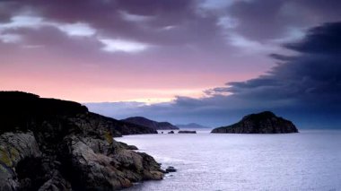 Gün batımında Akdeniz ve kayalık kıyılarda hareket eden kara bulutların zamanı. Cabo de moras İspanya 'da deniz manzarası.