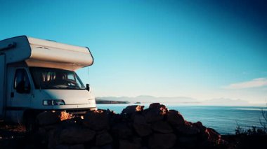 Kamp aracı deniz kenarında kamp yapıyor. Karavanla seyahat ediyorum. Karavan tatili. Doğa ve faaliyetler.