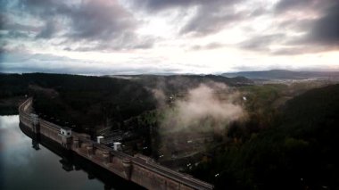 İspanya 'nın kuzeyindeki Palencia, Kastilya ve Leon bölgesinde bulunan Aguilar de Campoo barajında sabah sisi..
