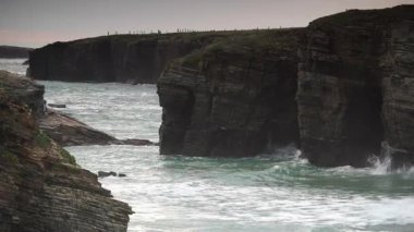 Galiçya İspanya 'daki Katedral Sahili' nde kayalık oluşumları. Playa de las Catedrales, Ribadeo 'da Katedrais Olarak, Lugo. Kuzey İspanya 'daki Cantabric kıyı şeridi. Turist eğlencesi.