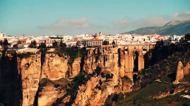 Zaman aşımı. Ronda, tepedeki eski kasaba ve yeşil bahar vadisi, panoramik manzara. Malaga, Endülüs ve İspanya 'da turistik ilgi.